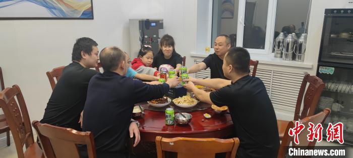 圖為恩和哈達邊境派出所的年夜飯?！《骱凸_邊境派出所供圖
