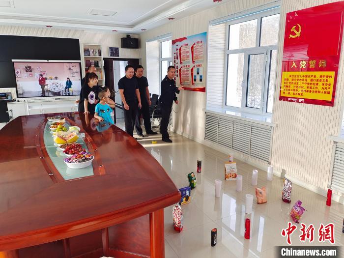 圖為恩和哈達邊境派出所民警和家屬玩套圈?！《骱凸_邊境派出所供圖